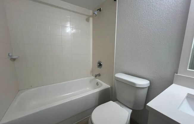 3 beds, 2 baths, 1,079 sqft, $2,600, Unit 13800-206
