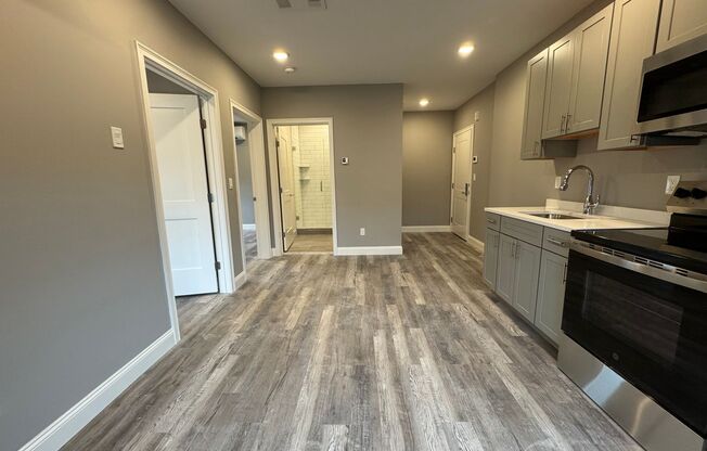 2 beds, 1 bath, $2,800, Unit 301