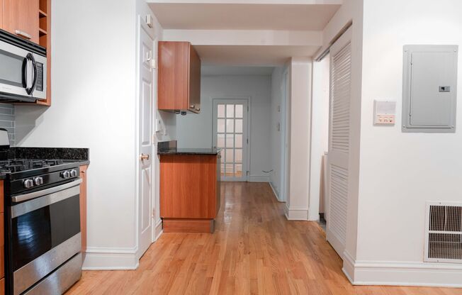 Lincoln Square / Ravenswood Garden - 2 Bed / 1 Bath English Garden - In Unit Laundry