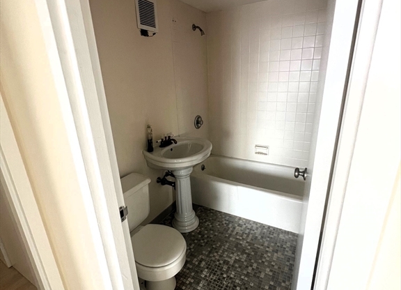 2 beds, 2 baths, 1,100 sqft, $3,880, Unit 606