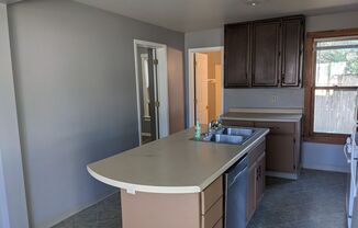 3 beds, 1 bath, 1,075 sqft, $1,375, Unit 1825