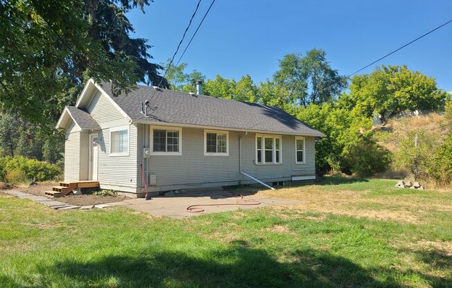 $1,795 - 2 Bed / 1 Bath Spacious House with New Carpet on a Large Lot in Latah Valley