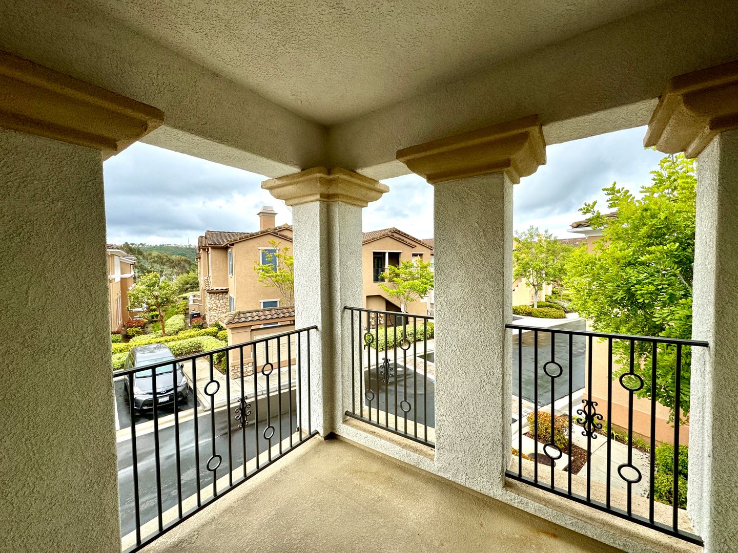 Great 2B/2BA Condo w/ Washer/Dryer, Pool & Upgrades Throughout!