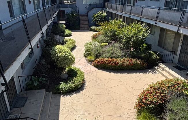 Spacious 1 bedroom available now in Long Beach!