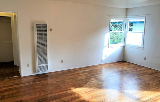 Charming Studio with Hardwood Floors by Meadow Park