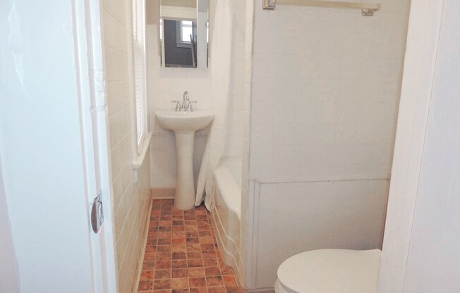 4 Bed - 2 Full Bath Colonial for Rent!