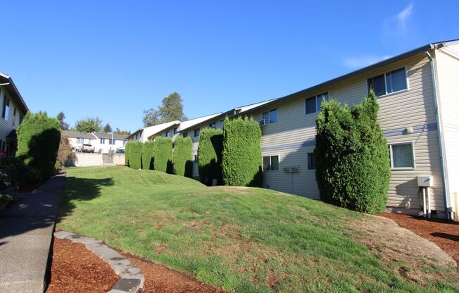 2 beds, 1 bath, 756 sqft, $1,125, Unit 77
