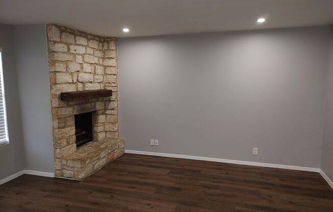Cute 4-plx in South Austin