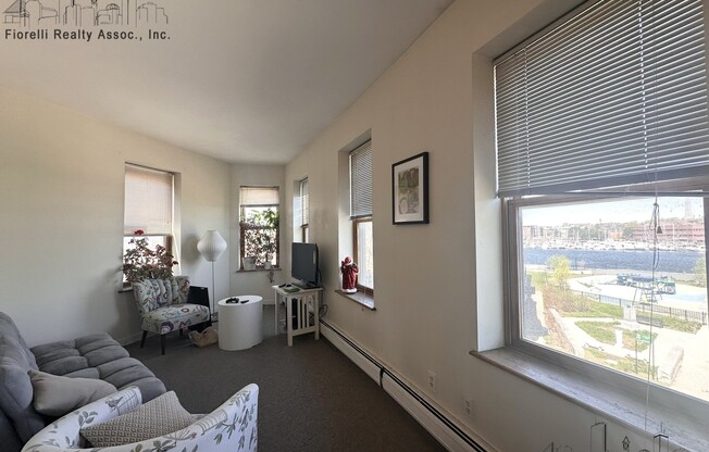 556 COMMERCIAL ST