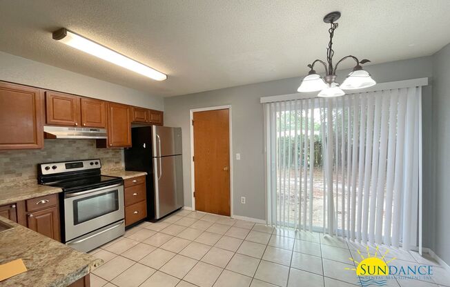 Nice 2 Bedroom End Unit: MOVE IN SPECIAL!