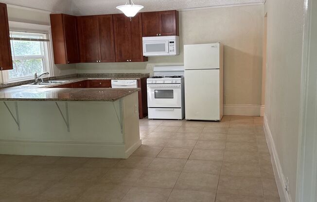 2 beds, 1 bath, $1,595, Unit 817 Rio Chico #2