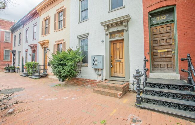 Amazing 3 BR/2.5 BA Apartment in Capitol Hill!