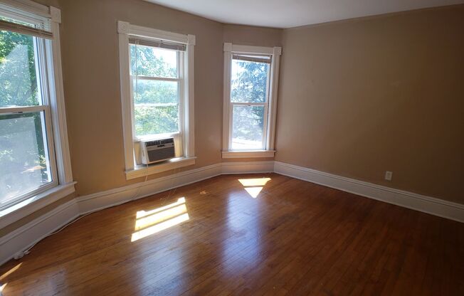 4 beds, 1 bath, $1,600, Unit A West Side-A.Toress