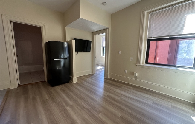 1 bed, 1 bath, 450 sqft, $2,300, Unit 8