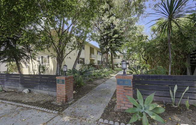 1217 N CRES HTS BLVD