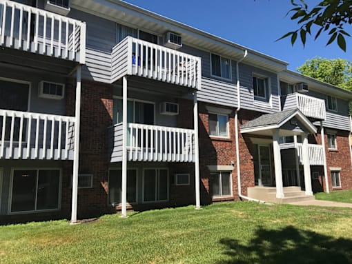 Property Exterior at Covington Place Apartments, St Cloud