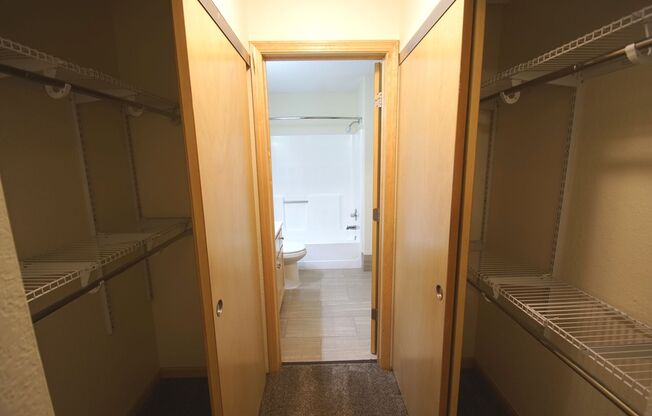 2 beds, 2 baths, 915 sqft, $1,725, Unit 220