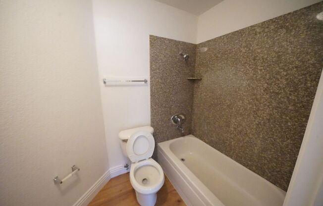 2 beds, 2 baths, $1,350, Unit Bldg 5