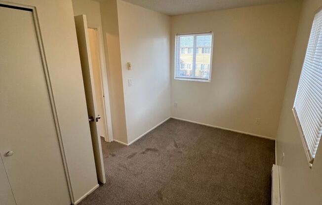 3 beds, 1 bath, 960 sqft, $1,695, Unit 1214-1