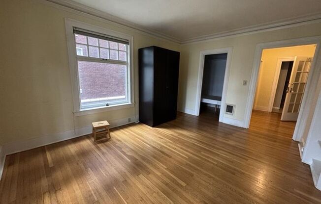 1811 NW Couch Street #305 ~ Historic Nob Hill Studio