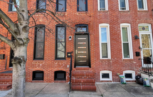 Newly renovated 2 bedroom 2.5 bathroom townhome in Locust Point!