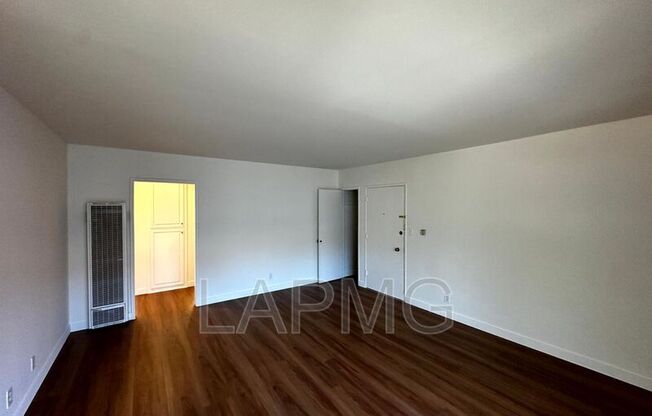 121 N HILLCREST BLVD