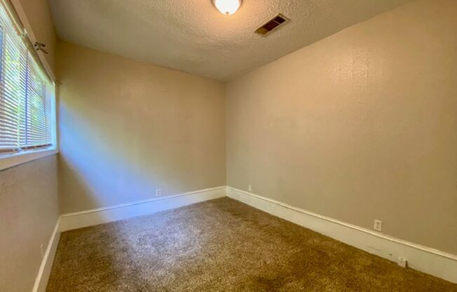 3 beds, 1 bath, $800