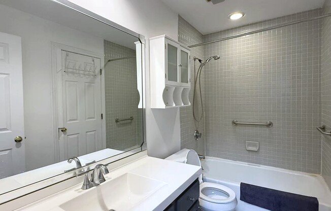 2 beds, 1 bath, 993 sqft, $2,400, Unit 420