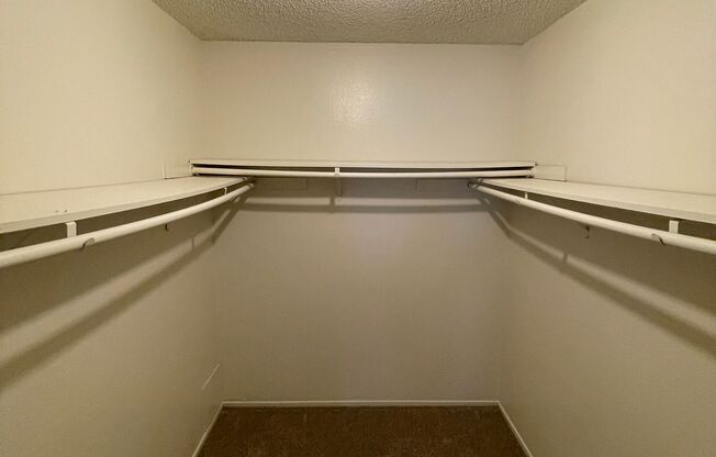 2 beds, 1 bath, 993 sqft, $1,595, Unit 13-18