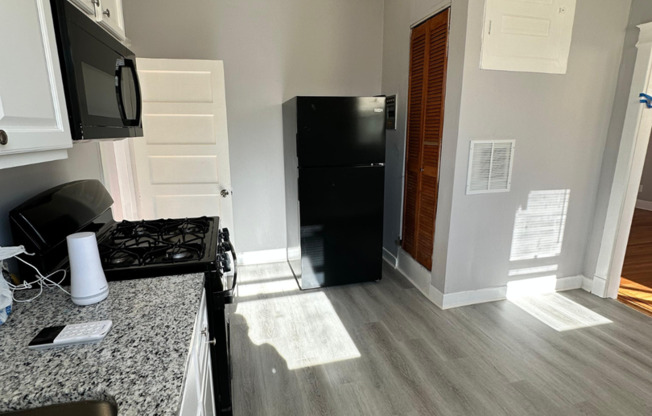 1 bed, 1 bath, $1,100, Unit 2206 Roslyn Ave Unit 7