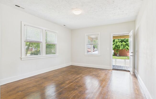 Charming 2 bedroom with Spacious Yard Available NOW!