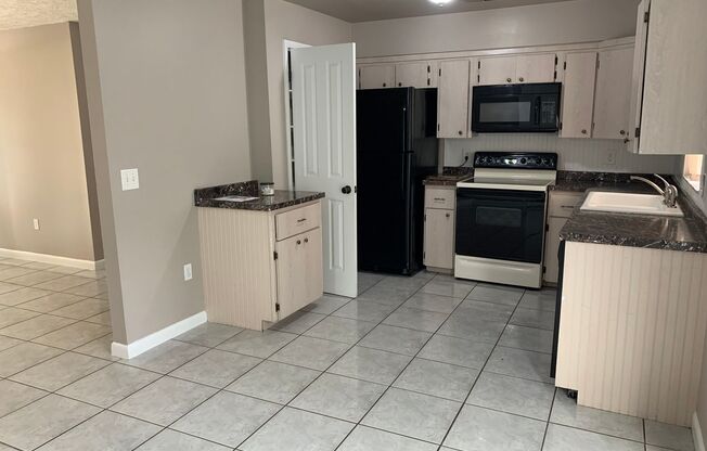 Charming 3 bedroom/1.5 bath Fenced Home in St.Cloud