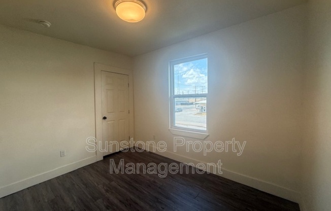 1306 E 2 ST