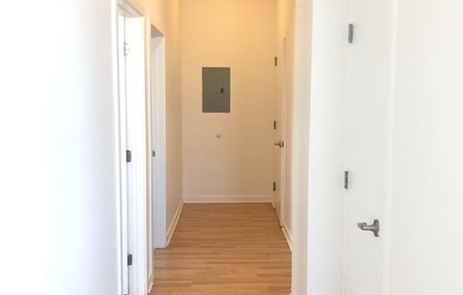 2 beds, 1 bath, 900 sqft, $1,999, Unit 200