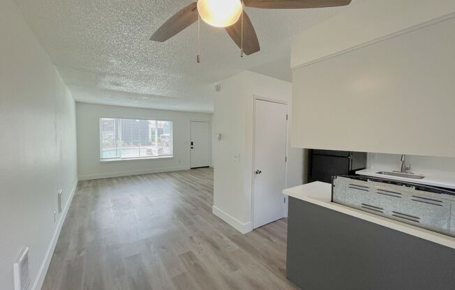 2 beds, 1 bath, 890 sqft, $1,595, Unit 16