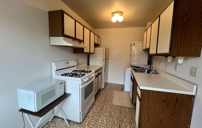 2 beds, 1 bath, $1,895, Unit (#302)