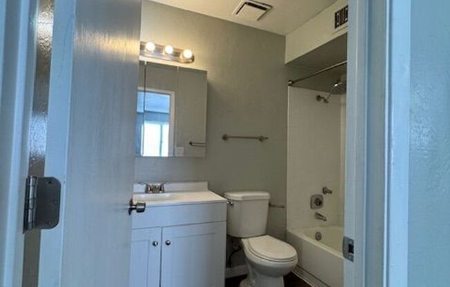 MOVE IN SPECIAL! Central-1 & 2 bedroom apartments