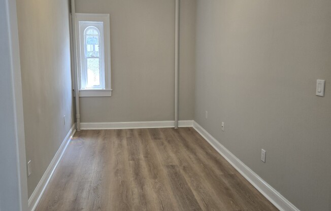 2 beds, 1 bath, $3,300, Unit 2