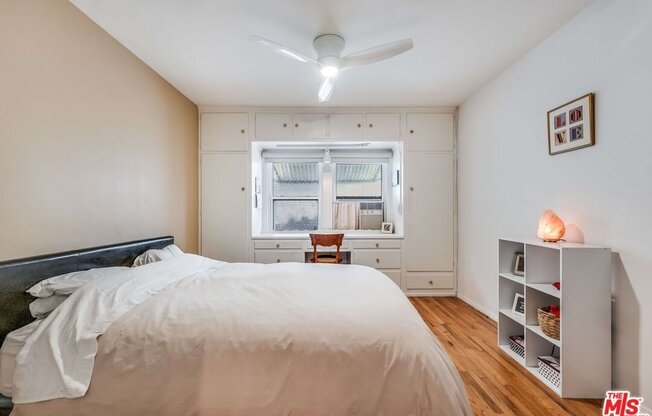 1225 N HOLLYWOOD WAY