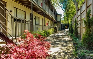 2 beds, 1 bath, 880 sqft, $1,095, Unit A
