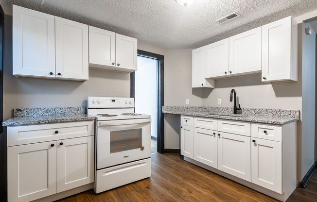 2 beds, 1 bath, 850 sqft, $975, Unit #4