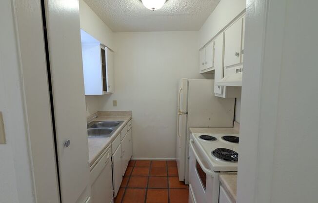 1 bed, 1 bath, 784 sqft, $790, Unit 43-B