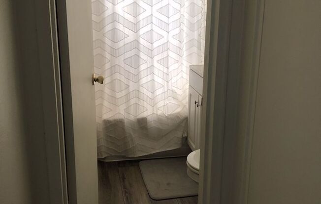 1 bed, 1 bath, $1,095, Unit B6