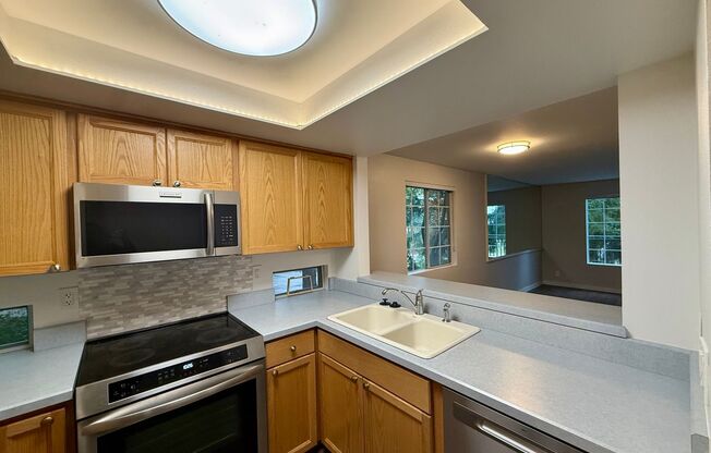 Beautiful 2 bed, 1.5 bath Condo located in Edmonds $2500/mo.