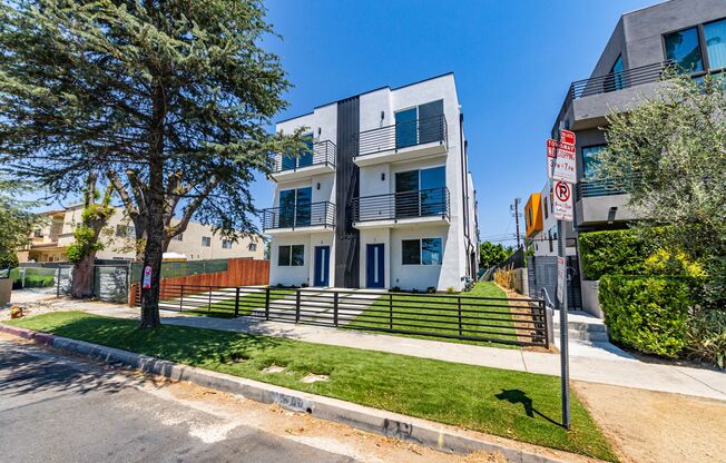 Contemporary 4-Bed, 4.5-Bath Townhome with Modern Finishes