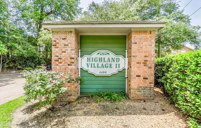 2 bedroom 2 bath located only ONE MILE from Tiger Stadium!