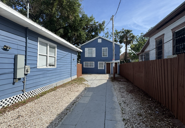 1211 E 18 AVE