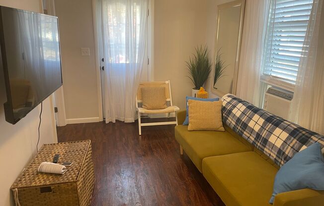 3 beds, 1 bath, $2,500, Unit Unit 2