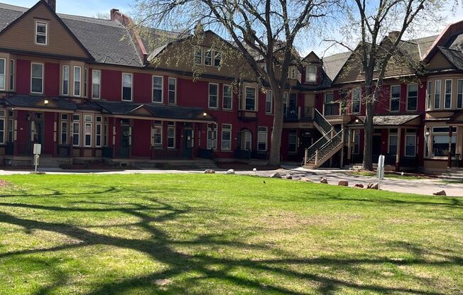 4 beds, 2 baths, $2,650, Unit 401