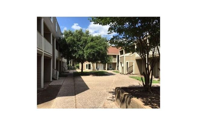 2 beds, 1 bath, 865 sqft, $900, Unit 2